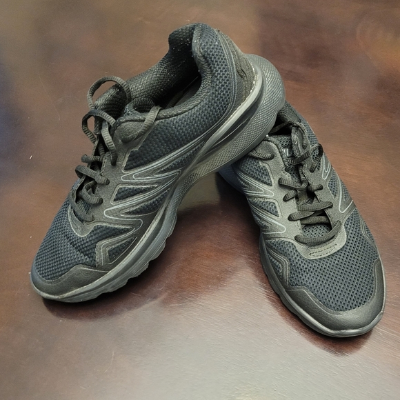 Black Women's FILA Sneakers Size 8 - Picture 2 of 5